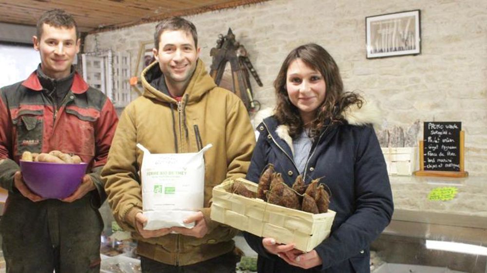 Après le départ en retraite de Michel et Évelyne Devillairs, trois jeunes ont pris la relève : Thomas Moreno (à gauche), Jean-Baptiste Devillairs et sa sœur Emma. Ils sont à la recherche d’un quatrième associé. © Anne Brehier